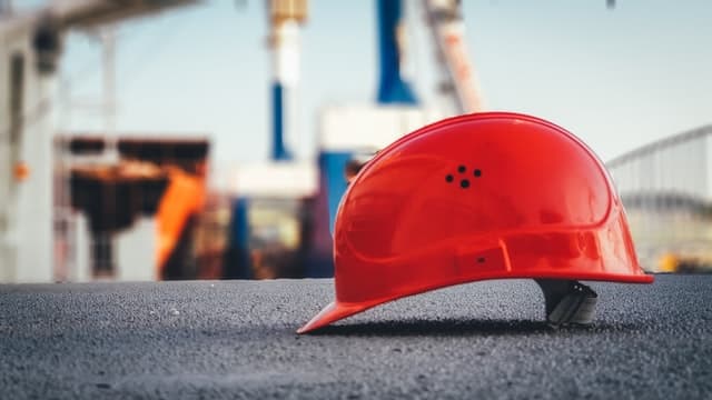 Casque rouge d'entrepreneur sur chantier