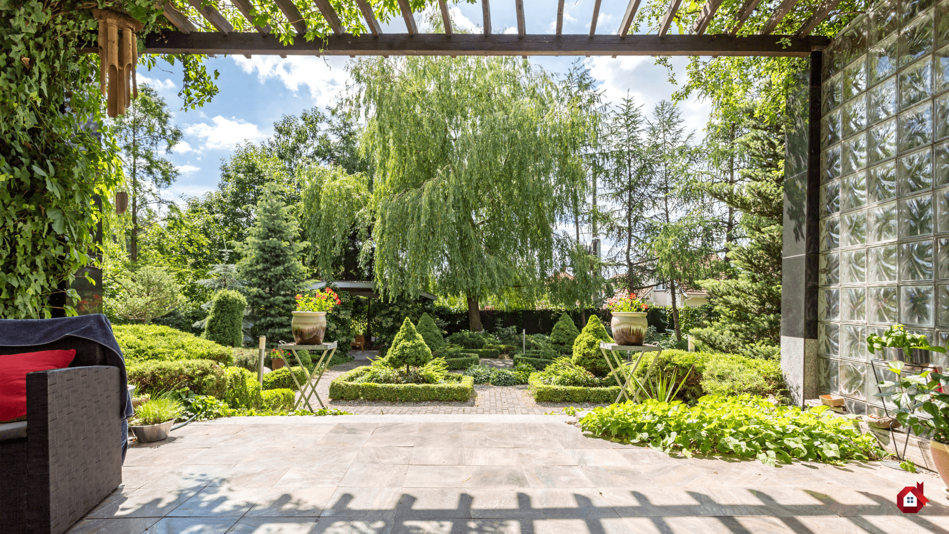 terrasse en carrelage avec beau jardin lumineux&nbsp;