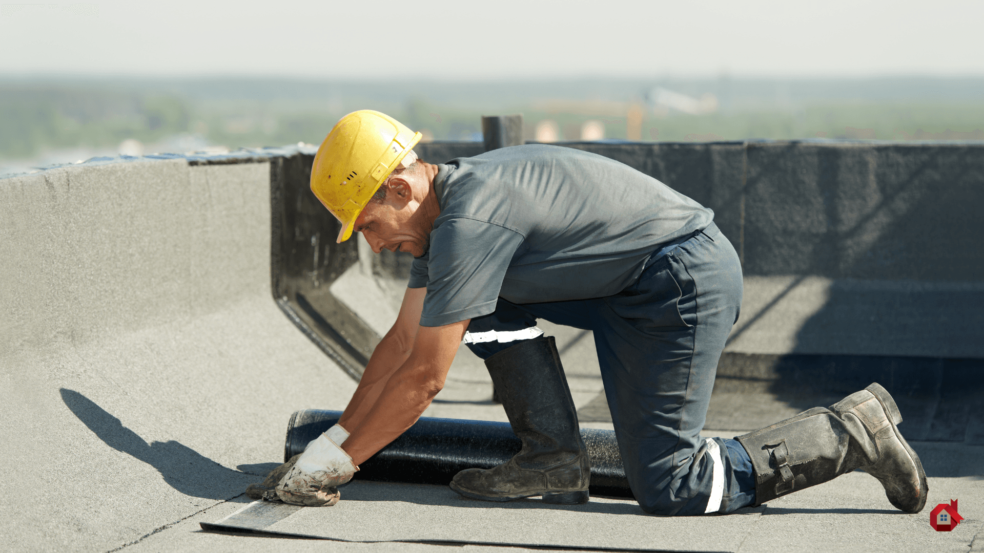 entrepreneur entrain d'installer un toit plat&nbsp;