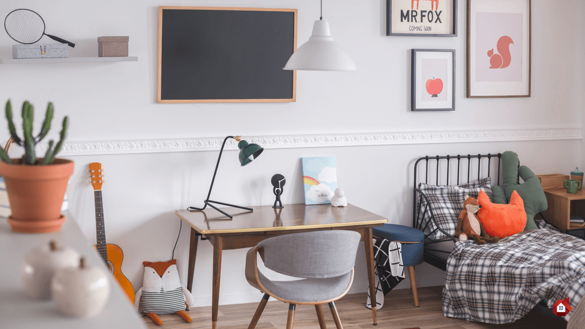 Coin bureau pour enfant avec un bureau en bois et une lampe de bureau