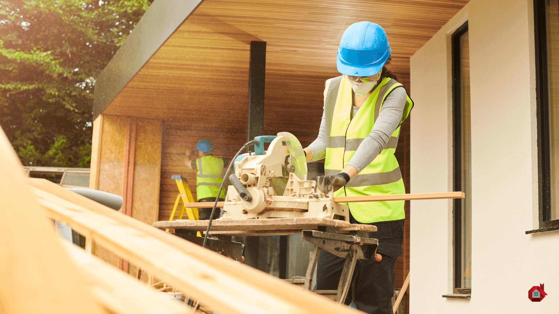 deux entrepreneur qui mettent un revêtement en bois sur une maison&nbsp;