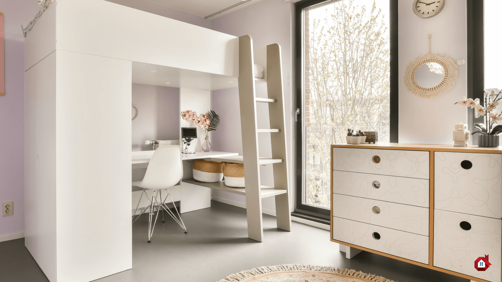 Solution gain de place : chambre avec lit mezzanine et bureau intégré