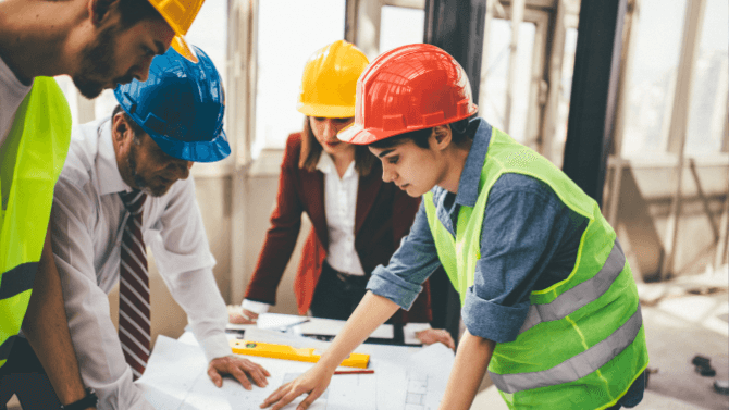 femme en construction en train de lire les plans&nbsp;