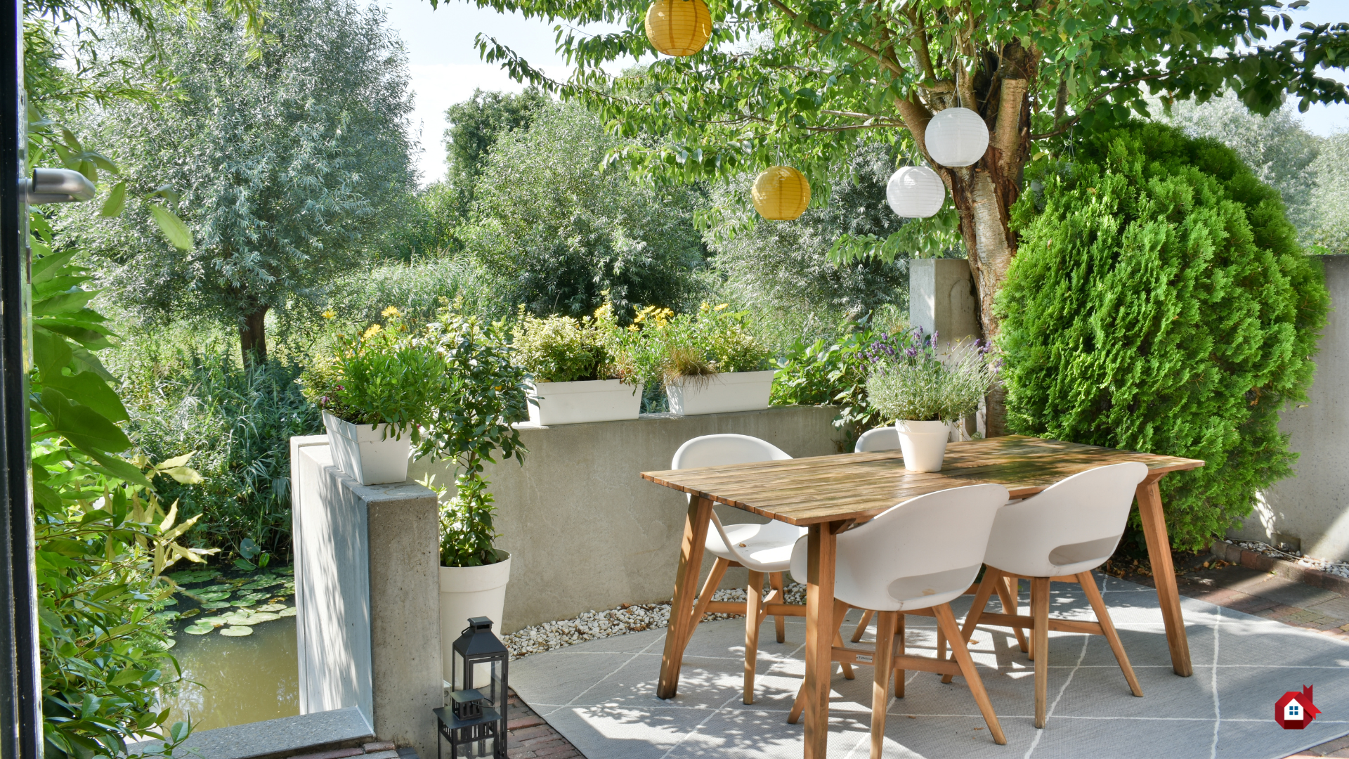terrasse en carrelage avec table en bois et arbre&nbsp;