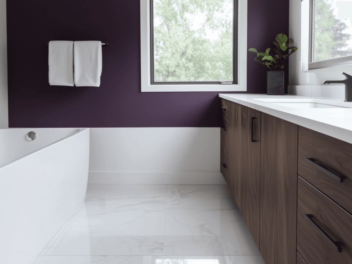 Salle de bain moderne avec mur violet profond, baignoire autoportante blanche, comptoir en quartz blanc, armoires en bois noyer, sol en marbre brillant et plante décorative.