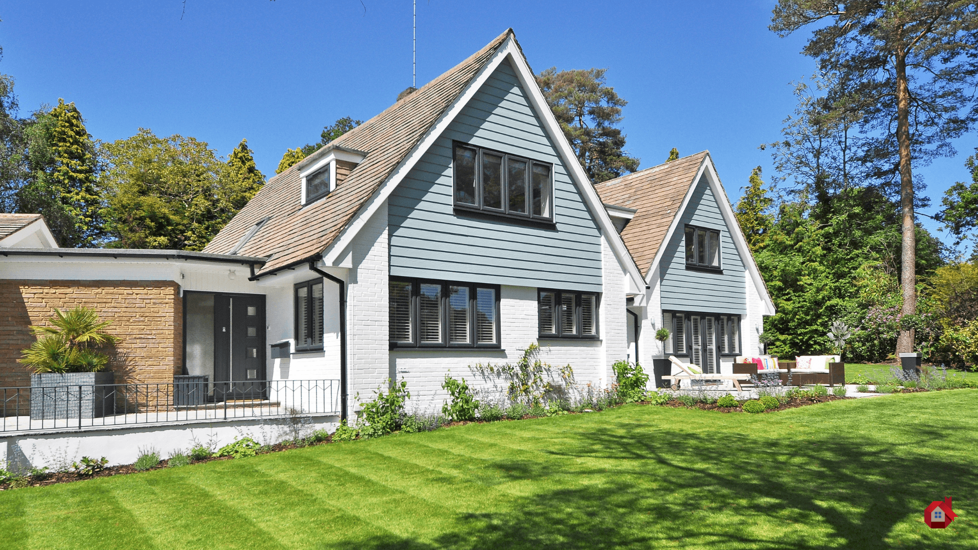 maison avec brique blanche et revêtement bleu&nbsp;