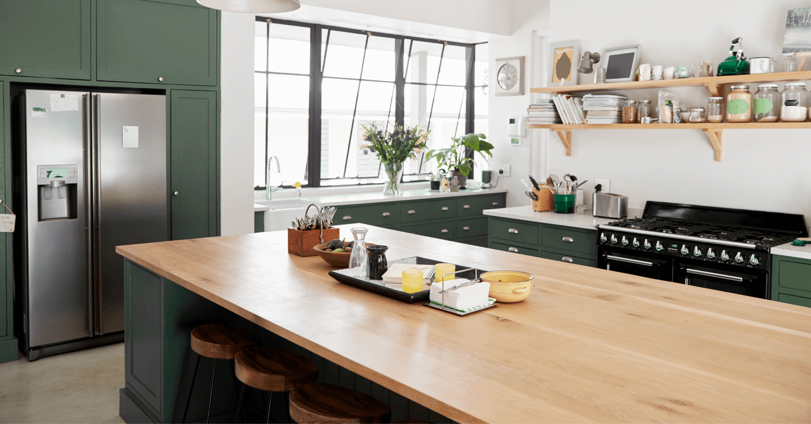 cuisine aux meubles vert forêt