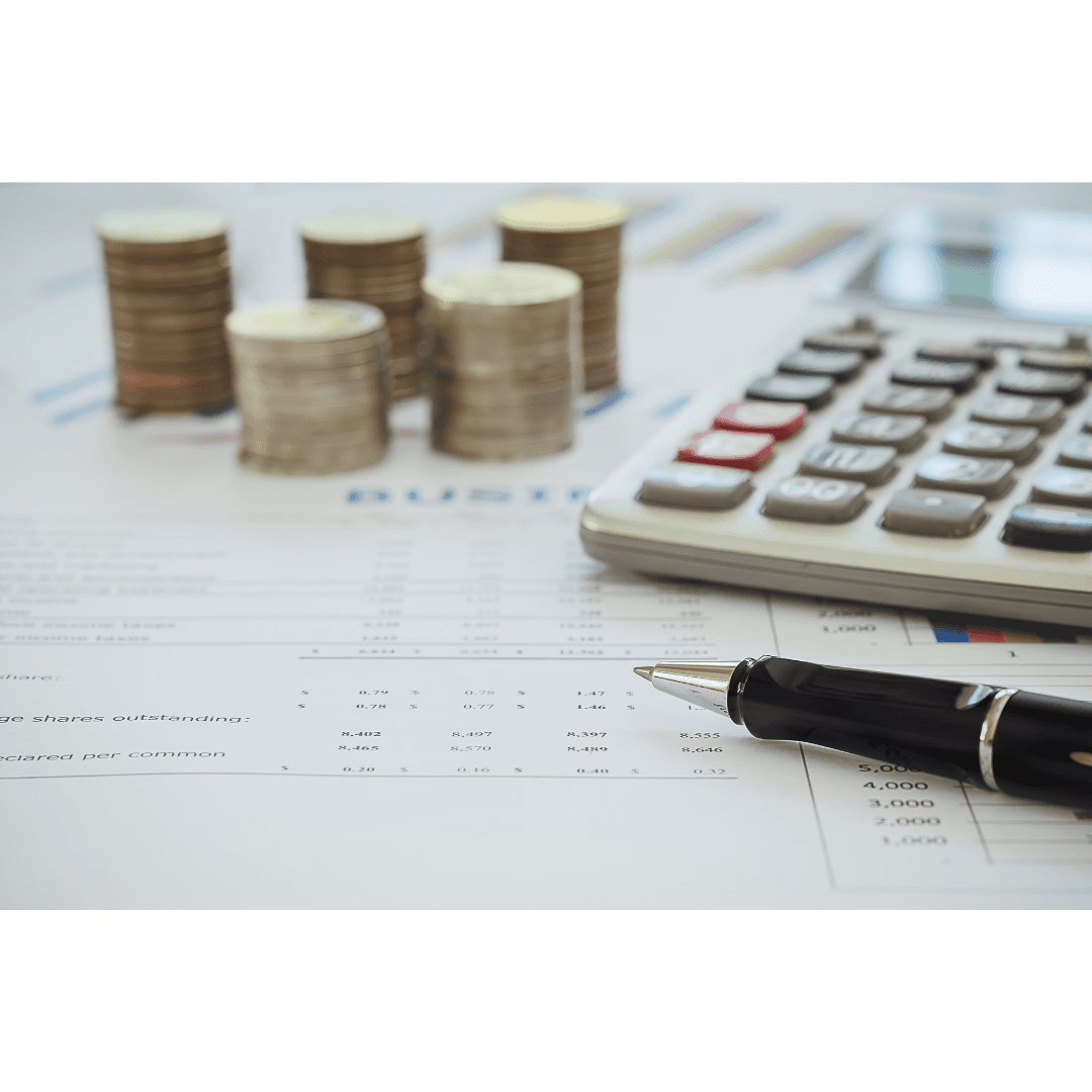 Planification financière avec calculatrice, piles de pièces et documents budgétaires.