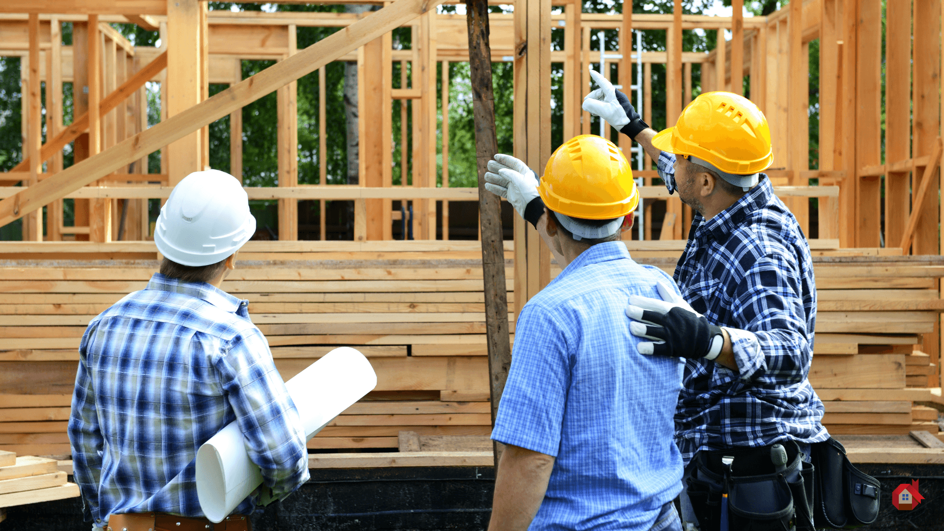 Entrepreneur devant maison en travaux&nbsp;