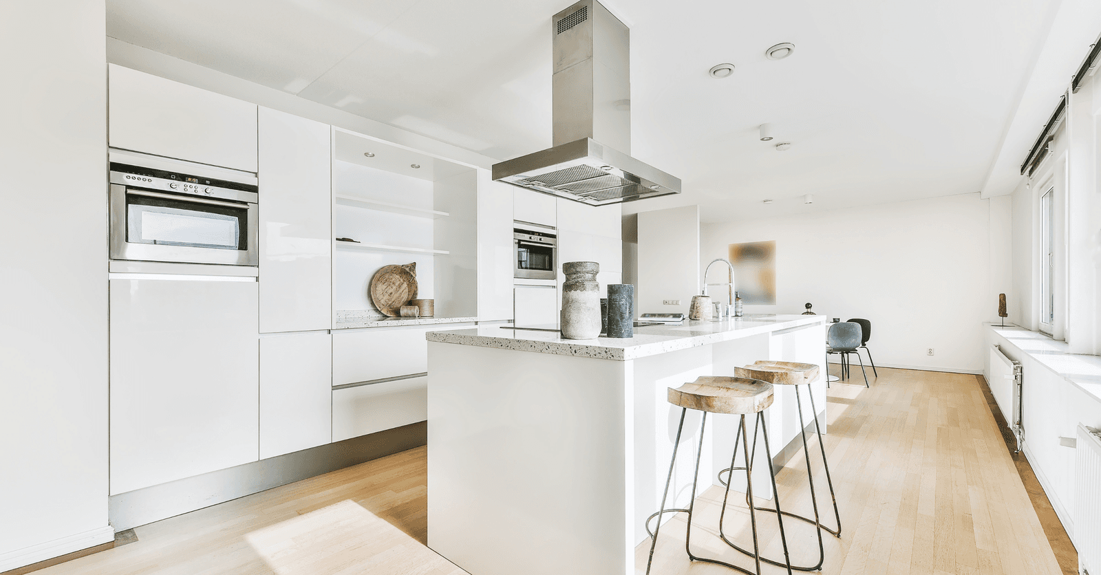 Une cuisine d'un blanc éclatant