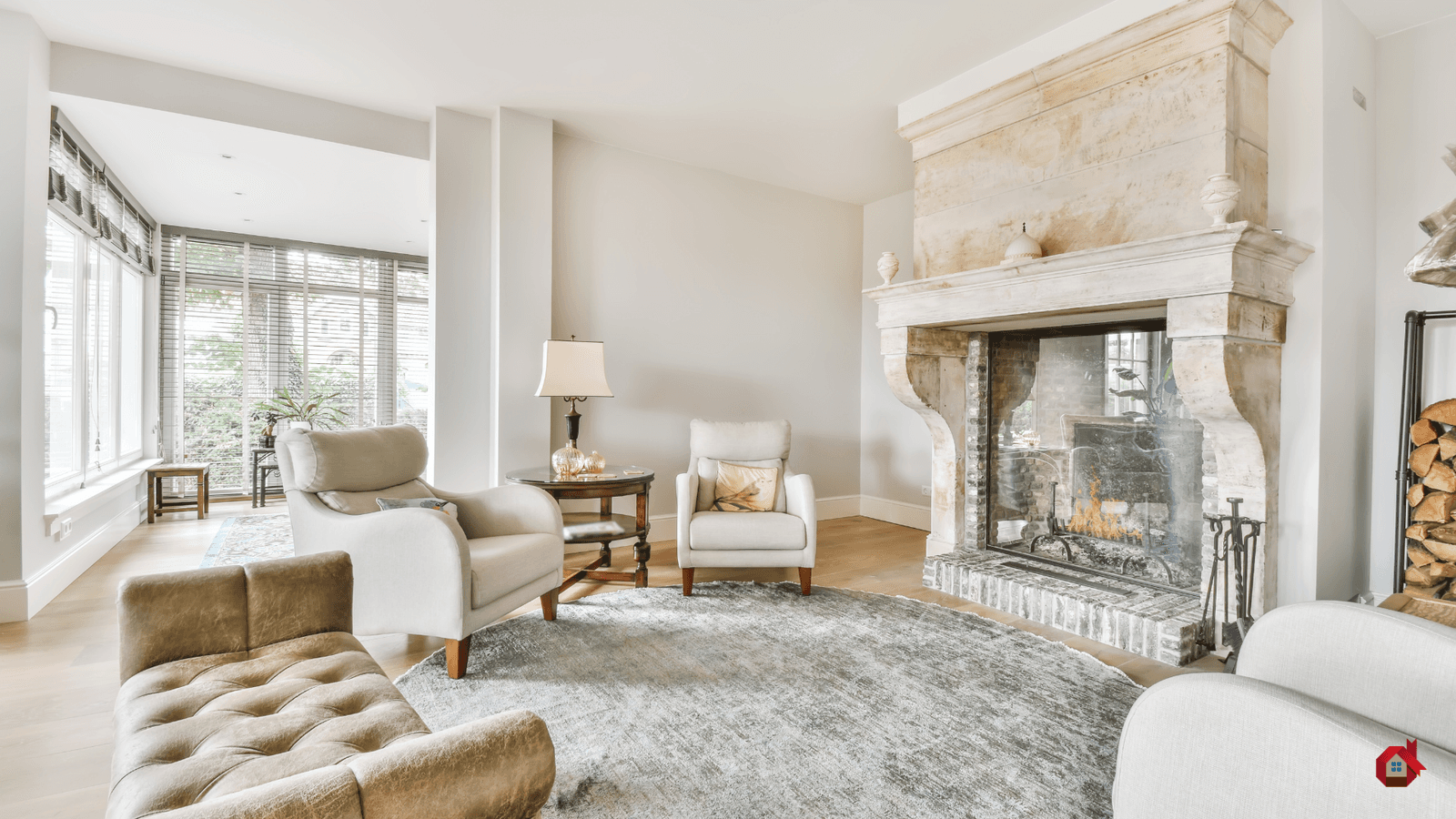 Salon moderne avec foyer en pierre naturelle et mobilier confortable, idéal pour se détendre.