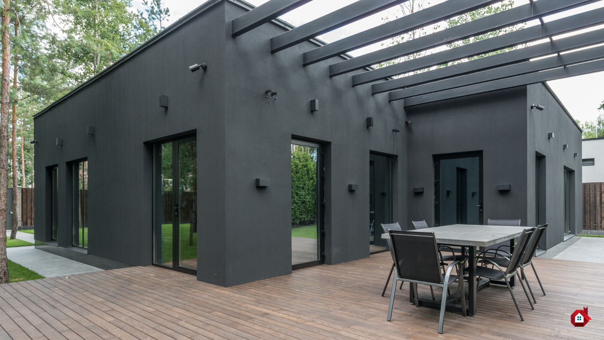 maison avec façade noir et terrasse en bois&nbsp;