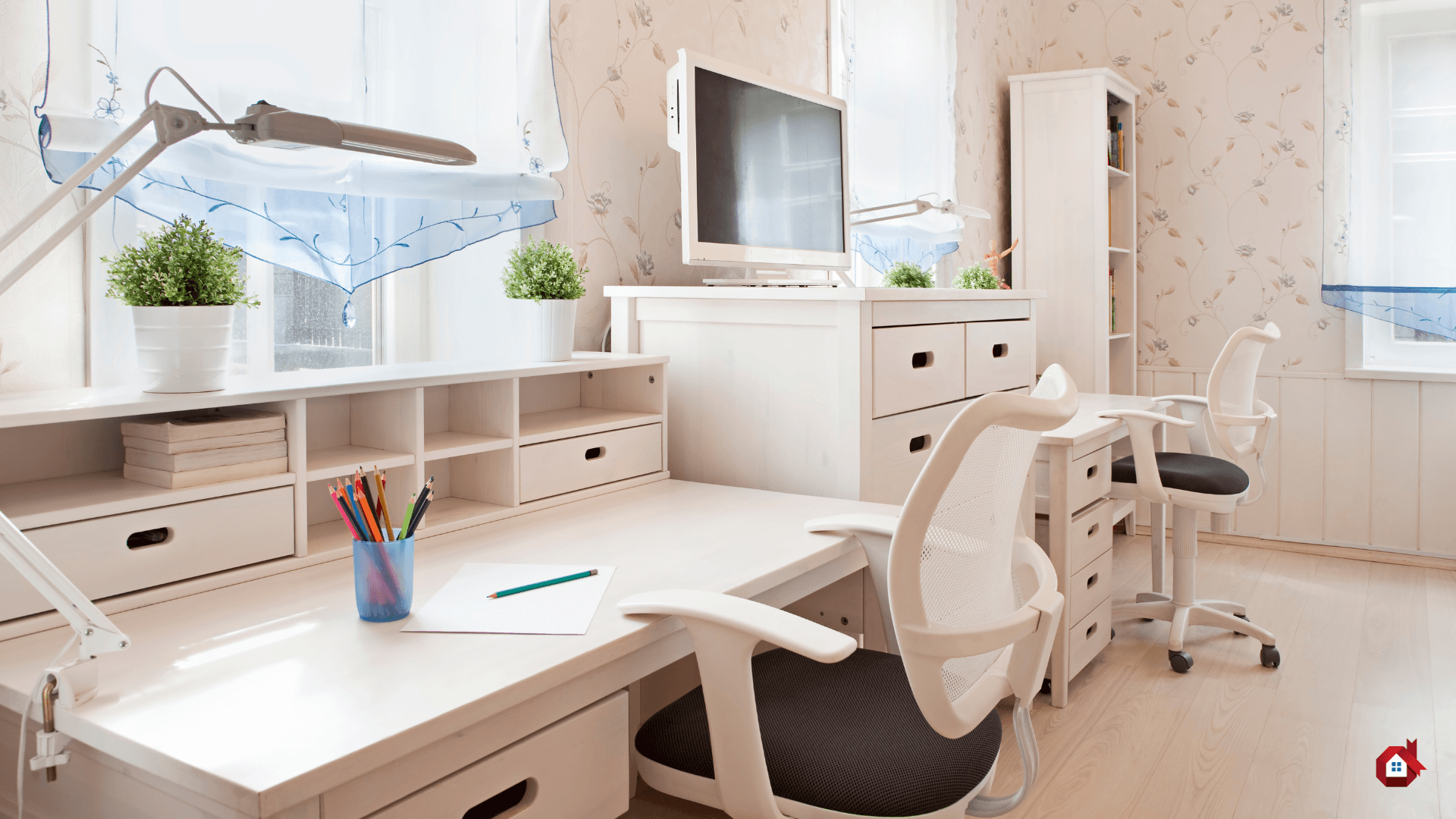 Bureau d'enfant moderne et lumineux avec deux postes de travail