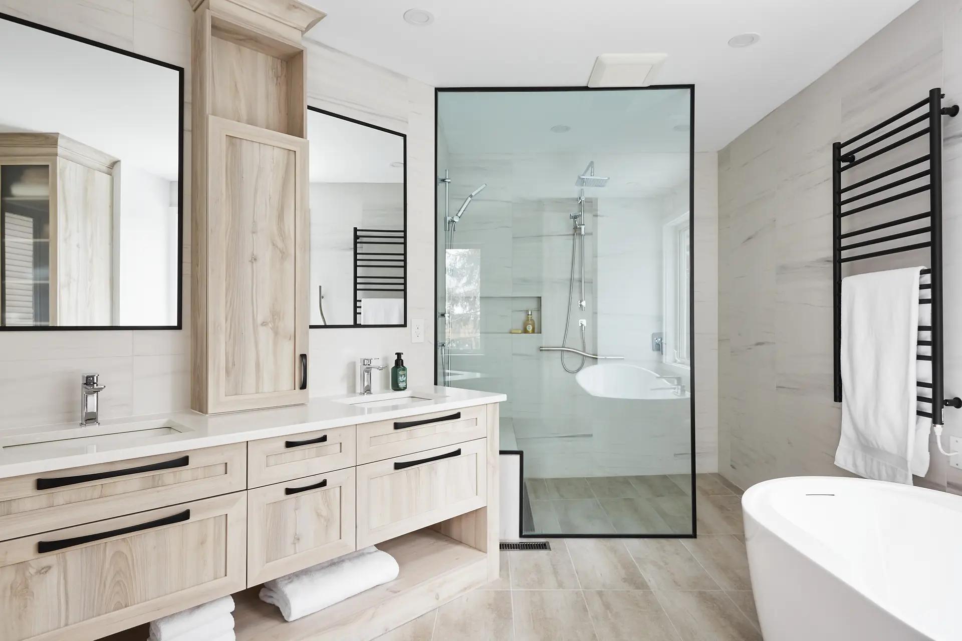 Grande salle de bain lumineuse avec une baignoire îlot libre, une douche à l'italienne spacieuse et un meuble double vasque en bois massif.