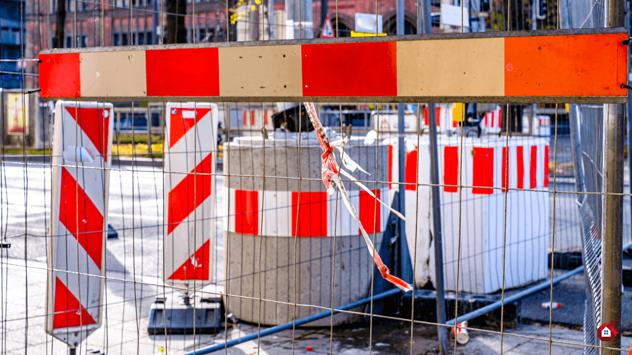 panneau de sécurité sur la route