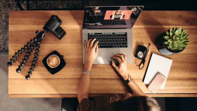 Personne en train de faire du montage vidéo pour ses réseaux sociaux