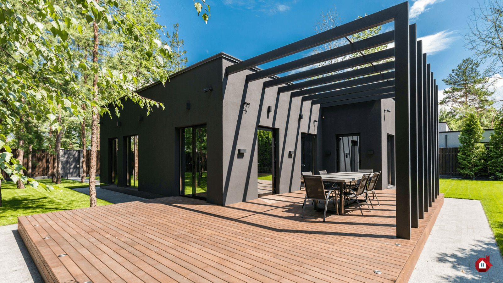 terrasse en bois avec maison noir&nbsp;