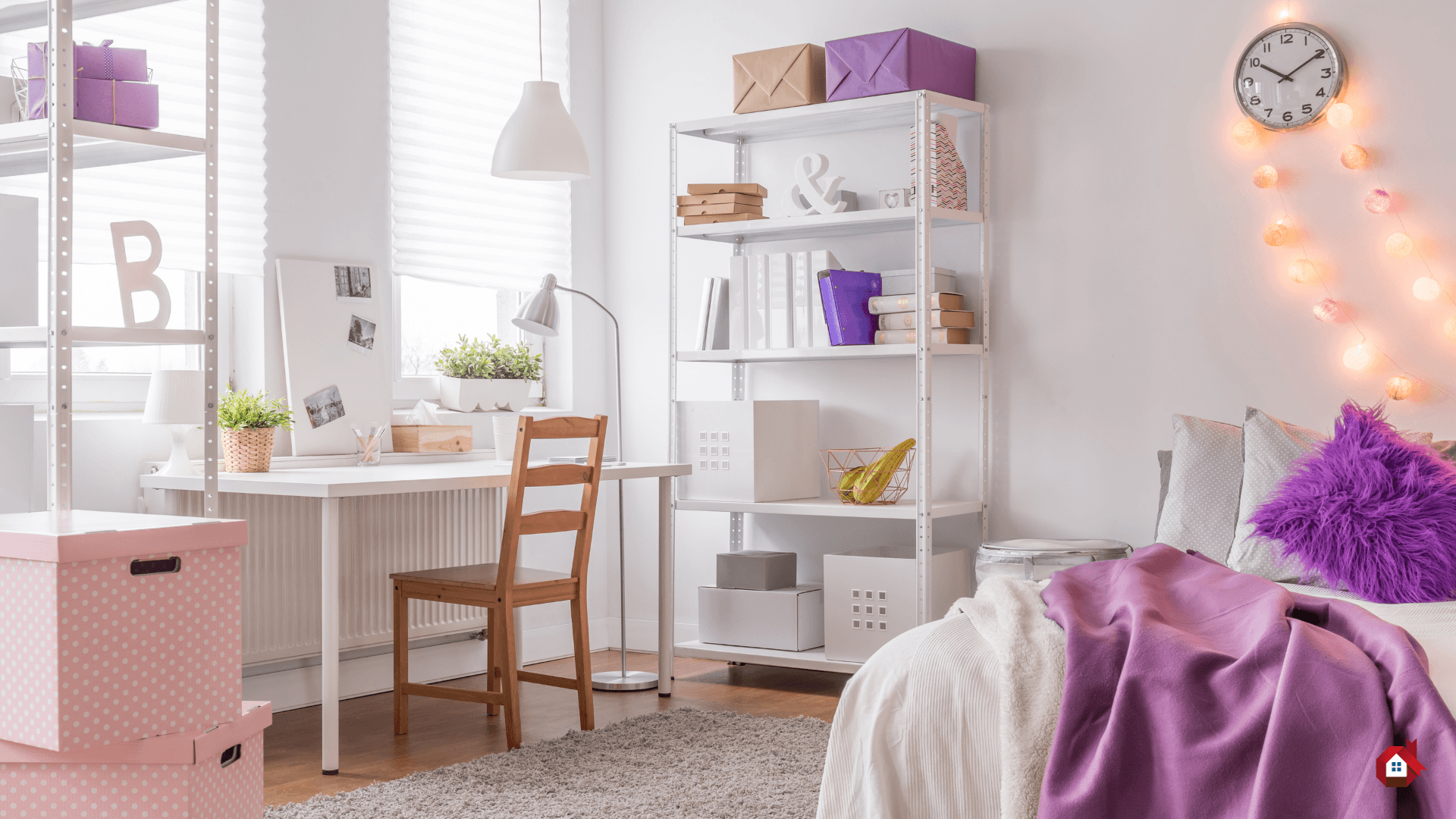 Aménagement d'une chambre d'adolescente avec un coin bureau et un espace de rangement