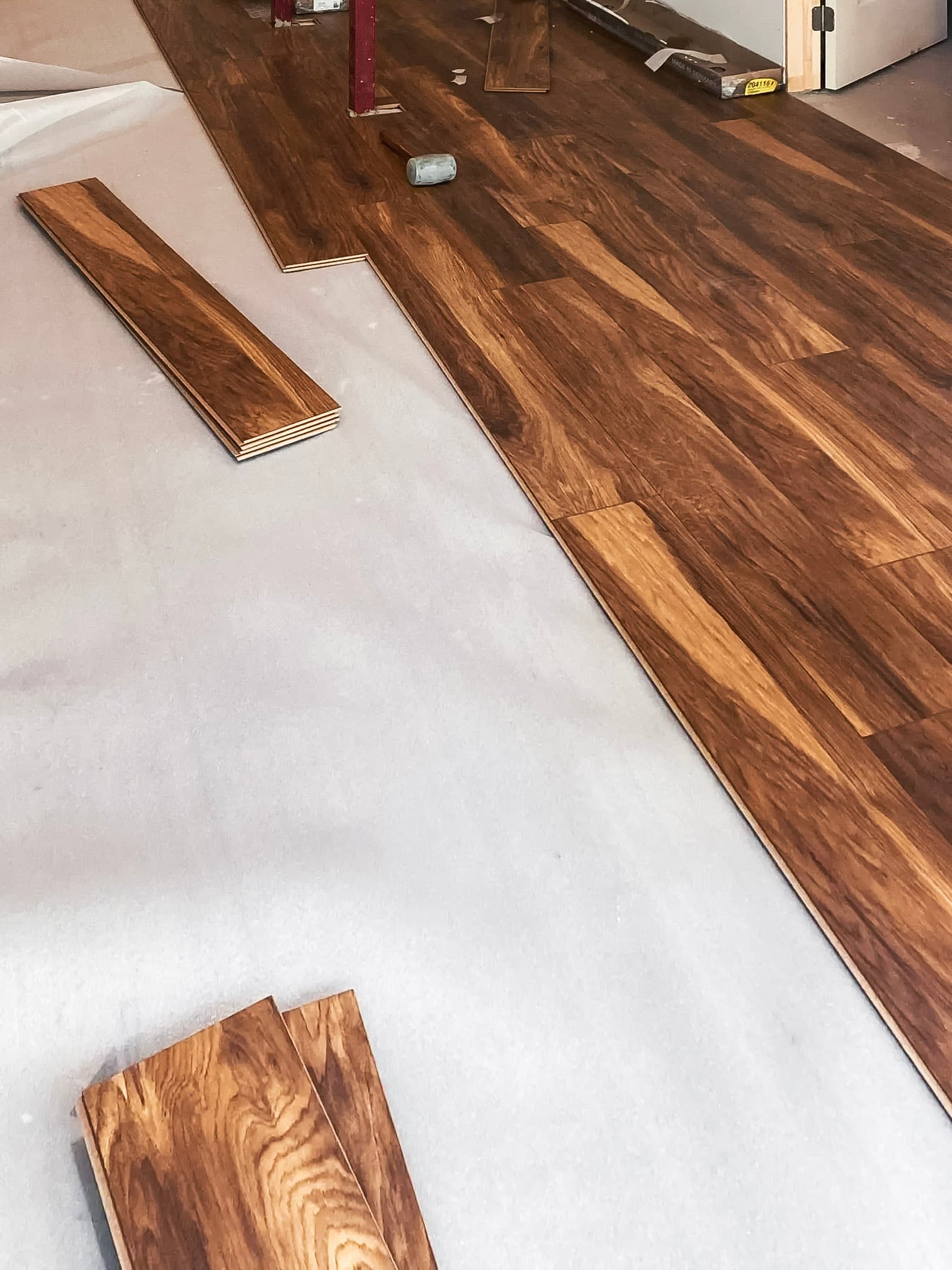 Installation de plancher en bois dans une maison résidentielle en rénovation.<br>