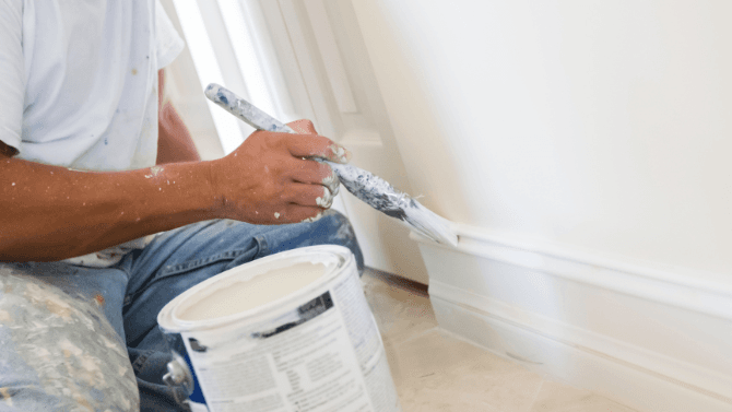 peintre professionnel en action