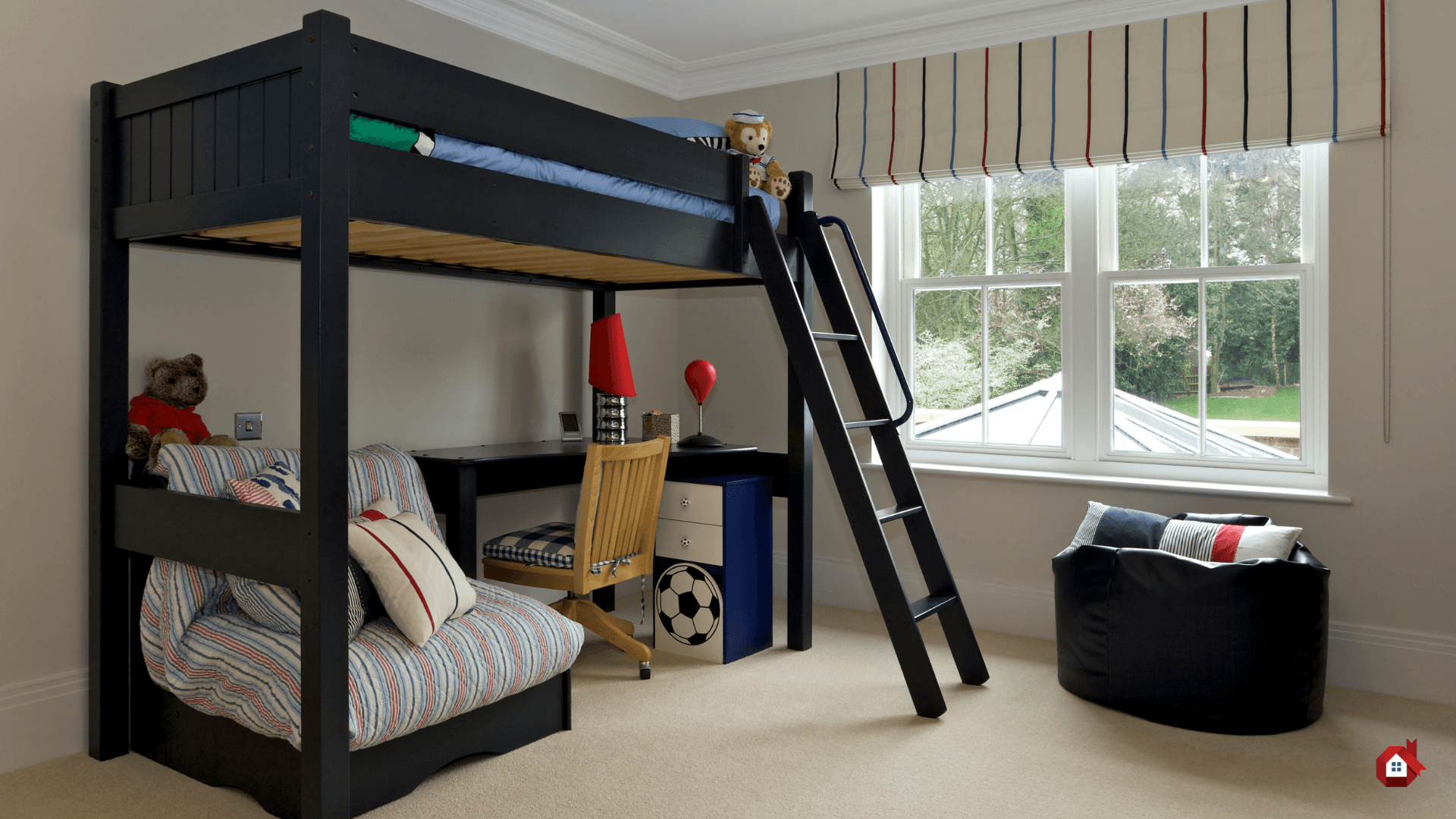 Chambre d'enfant moderne avec lit mezzanine, bureau et espace de détente