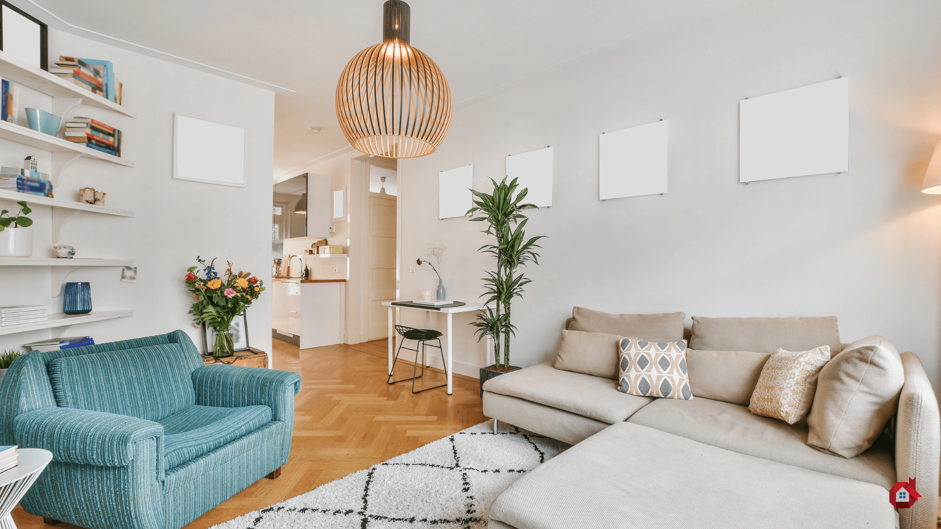 Salon avec canapé en angle et plancher en bois&nbsp;