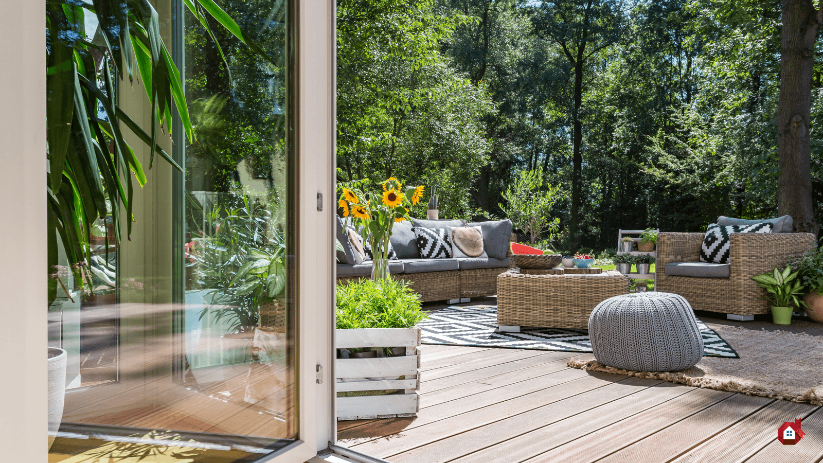 terrasse en bois avec mobilier en paille&nbsp;