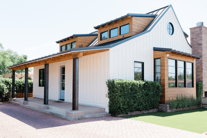Maison avec revêtement extérieur en bois et revêtement métallique blanc