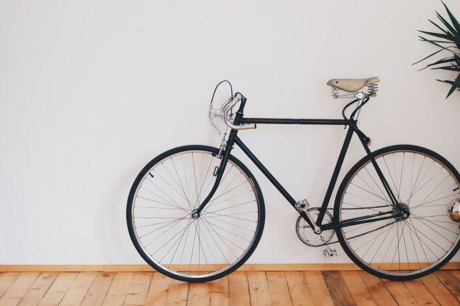 vélo sur un plancher en bois