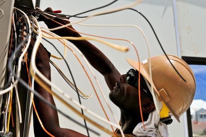 électricien devant panneau