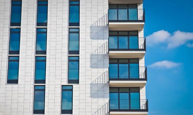 façade d'immeuble moderne_balcons