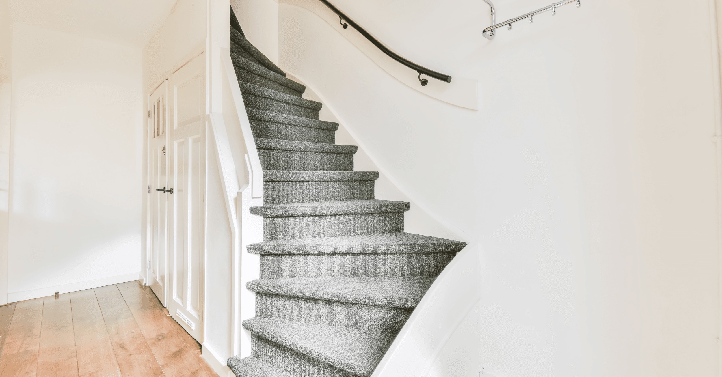 tapis dans un escalier intérieur