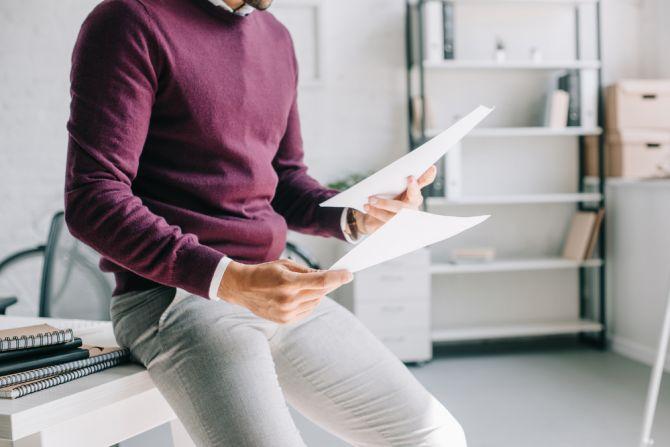 Homme d'affaires qui regarde documents