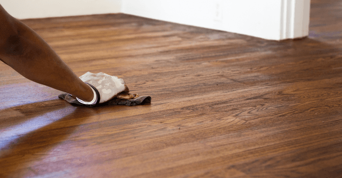 Retirer une tache de peinture sur un plancher en bois