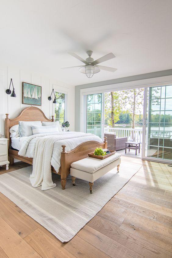 Chambre avec plancher en bois pâle