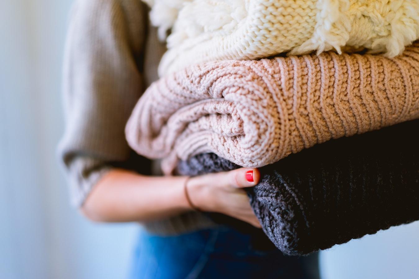 femme tenant du linge_efficacité énergétique