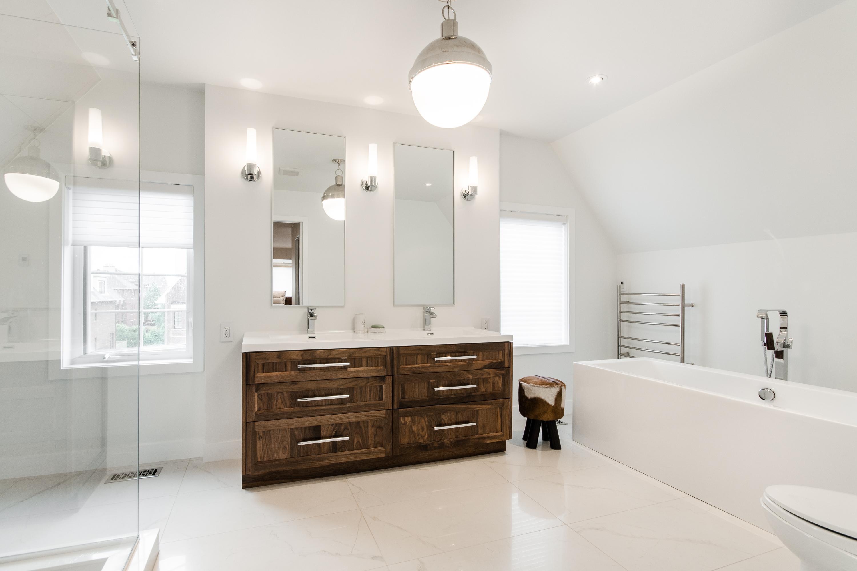 salle de bain avec rangement en bois