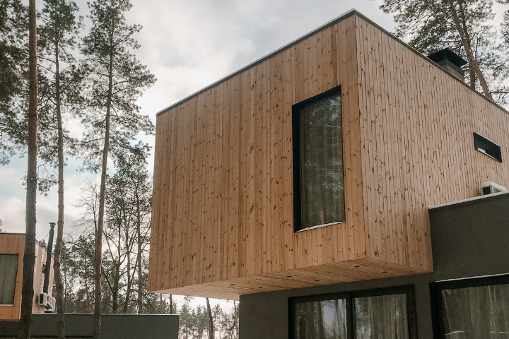 Maison préfabriquée avec revêtement métallique en bois