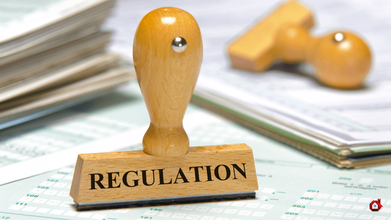 Grand tampon en bois marqué du mot REGULATION posé sur des formulaires et documents officiels du gouvernement