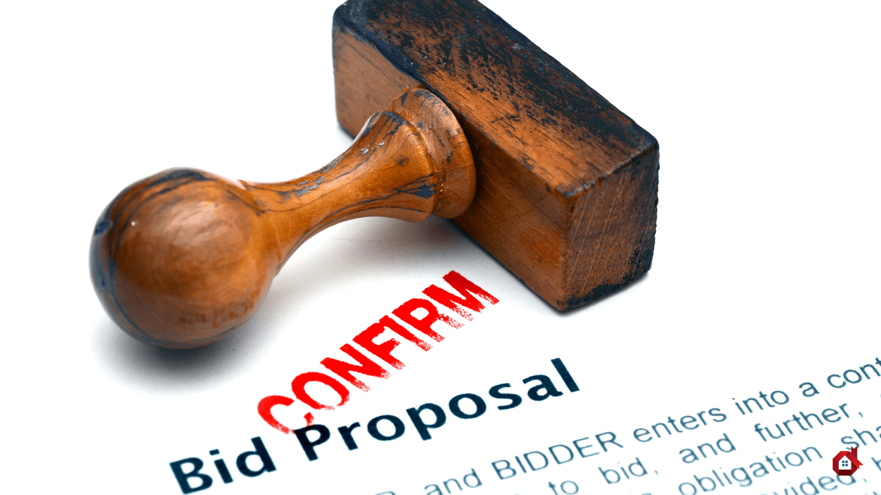Grand tampon en bois à côté du mot CONFIRM imprimé en rouge sur un document de soumission intitulé Bid Proposal