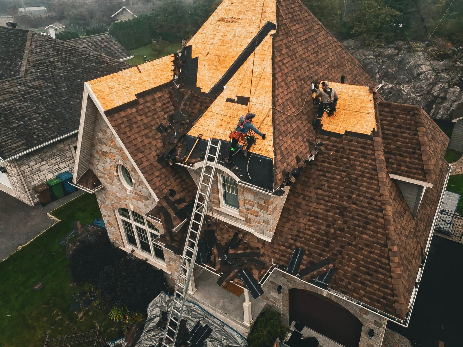 Travaux de rénovation sur une toiture résidentielle avec remplacement de bardeaux et installation d’une nouvelle sous-couche.