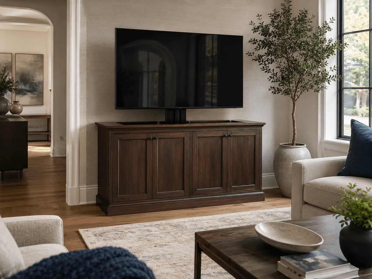Salon moderne avec meuble TV en bois foncé sur mesure, téléviseur à écran plat, décoration minimaliste et finition haut de gamme