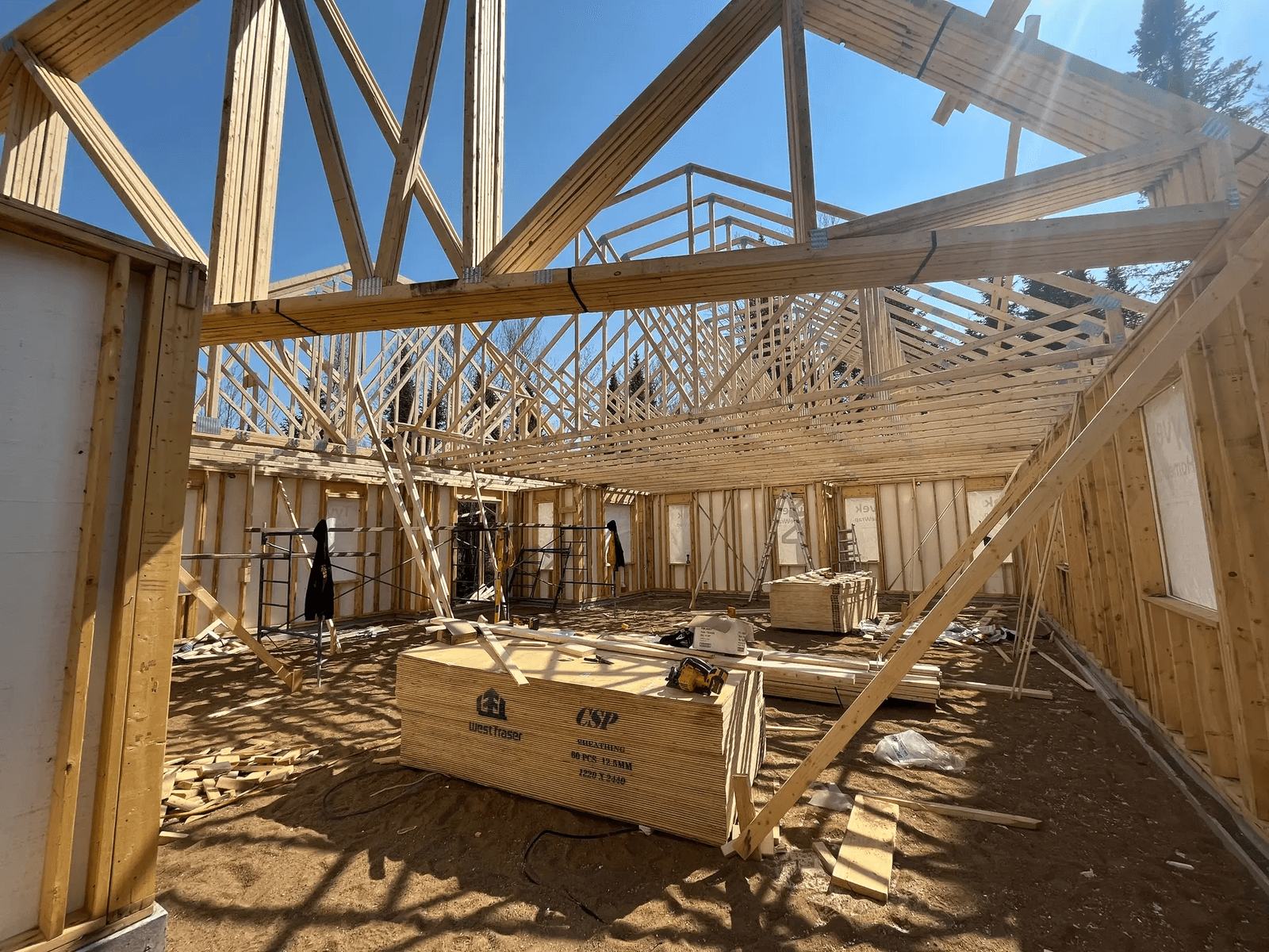 Charpente en bois d'une maison en construction avec fermes de toit exposées