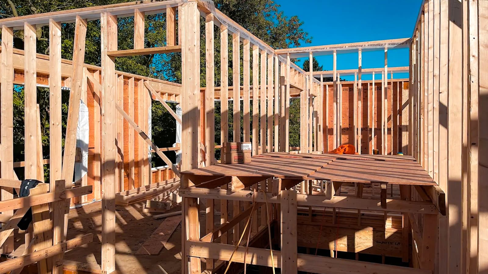 Structure en bois d'une maison à étage en construction