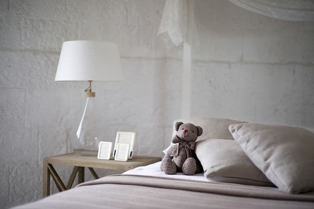 minimal bedroom_8 Easy Ways to Brighten a Dark Room 