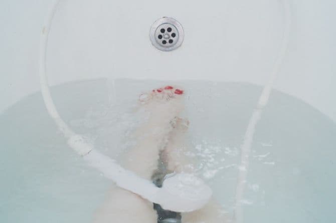 femme dans le bain_Comment vérifier l'état d'un chauffe-eau