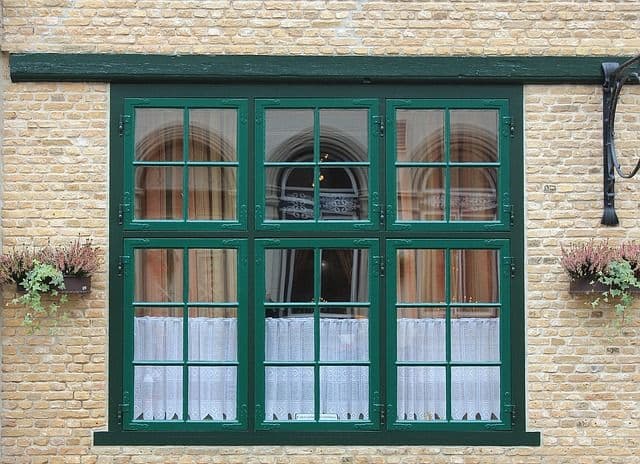 cadre de fenêtre en bois turquoise_Comment entretenir des cadres de fenêtres en bois