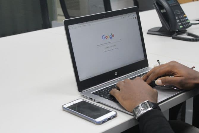 laptop ouvert sur Google_Pourquoi SoumissionRenovation.ca vous rend la vie plus facile