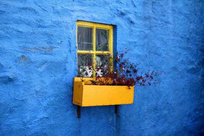 fenêtre jaune sur un mur bleu