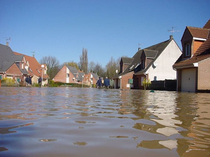 maisons inondées sur une rue